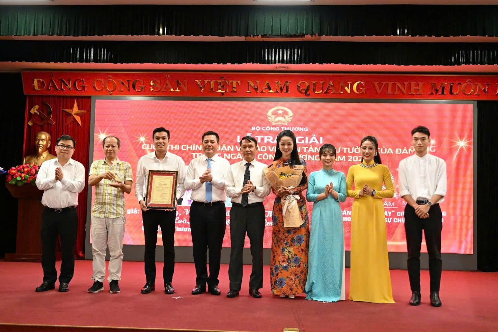 Bộ trưởng Nguyễn Hồng Diên cùng Thứ trưởng Bộ Công Thương Trương Thanh Hoài và Phó Chủ tịch Thường trực Hội Nhà báo Việt Nam Nguyễn Đức Lợi trao chứng nhận cho nhóm tác giả Báo Công Thương đoạt giải Đặc biệt