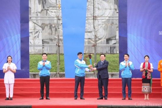 Chủ tịch Quốc hội: Tạo mọi điều kiện để khơi dậy mạnh mẽ "ngọn lửa" nhiệt huyết của thanh niên