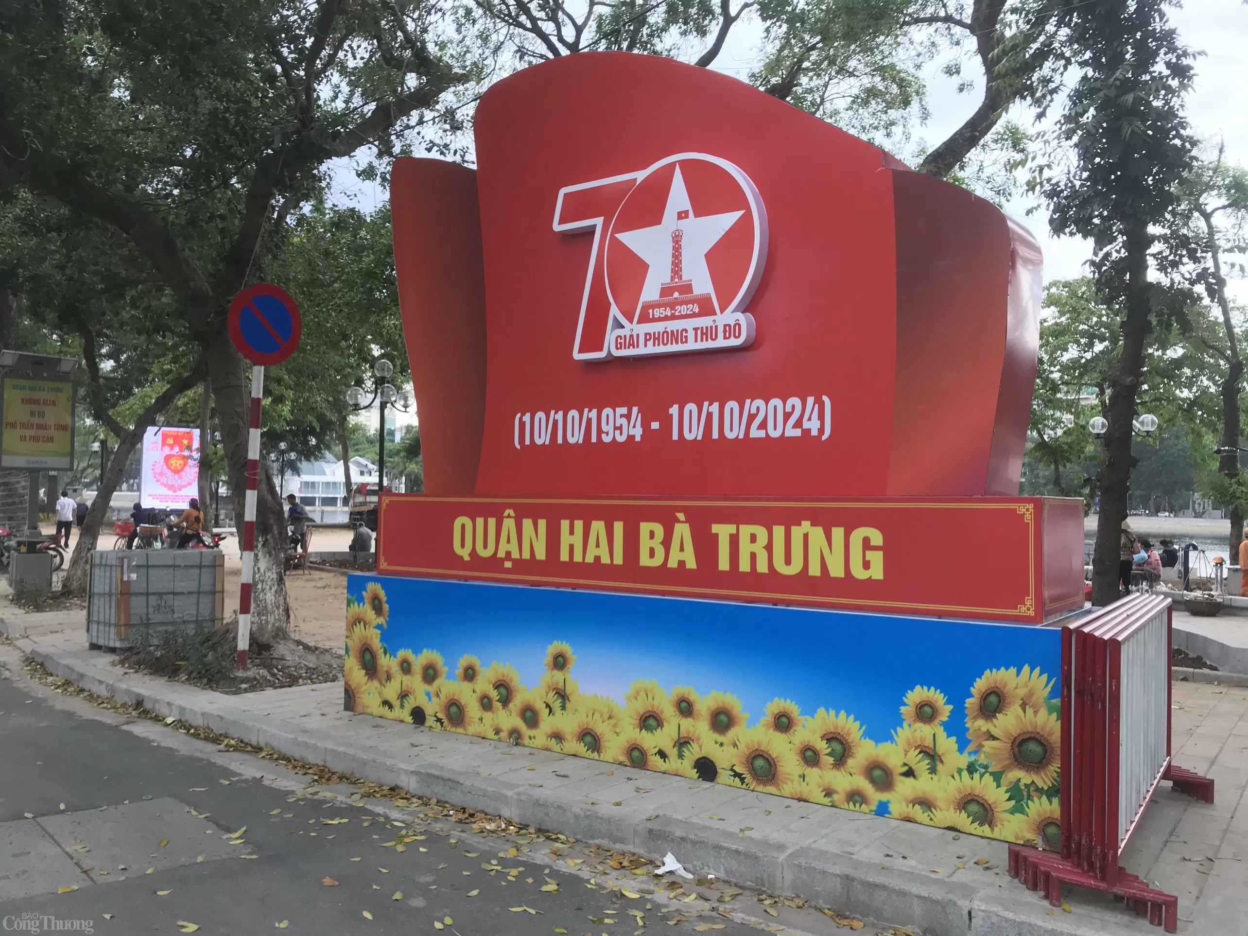 Người dân Hà Nội đồng loạt treo cờ đỏ sao vàng, chào mừng Ngày Giải phóng Thủ đô 10/10 Người dân Hà Nội đồng loạt treo cờ đỏ sao vàng, chào mừng Ngày Giải phóng Thủ đô 10/10
