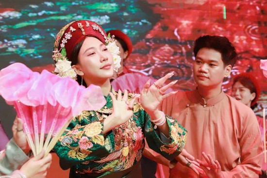 ung dung khoa hoc cong nghe trong dao tao van hoa