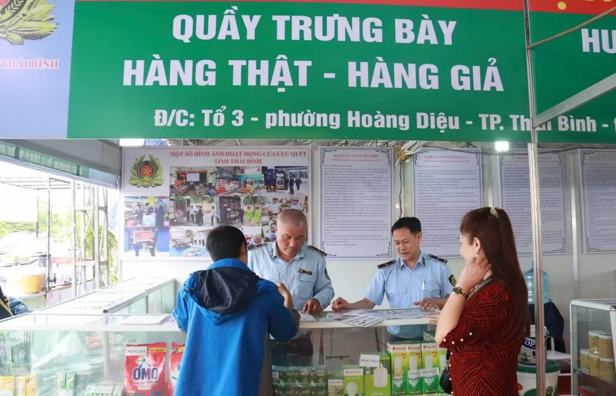 Quản lý thị trường Thái Bình trưng bày gian hàng giúp nhận diện hàng thật, hàng giả tại hội chợ