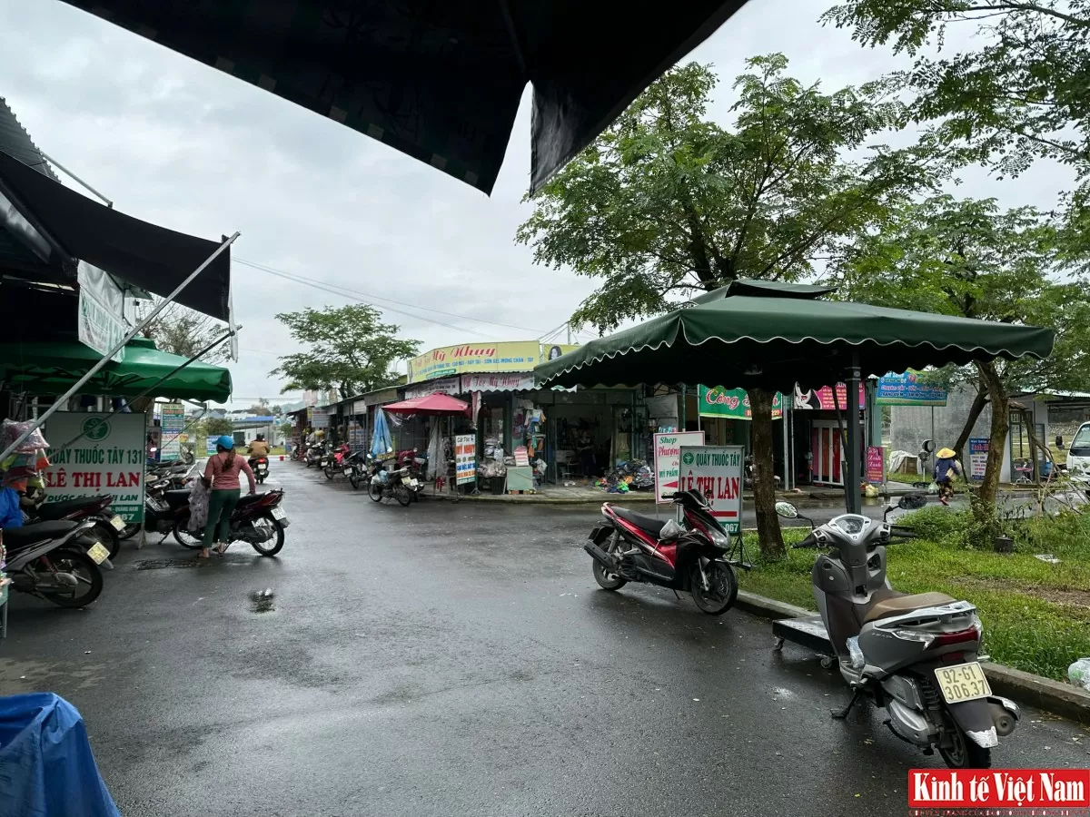 Quảng Nam: Bãi đỗ xe chợ mới Đông Phú bị
