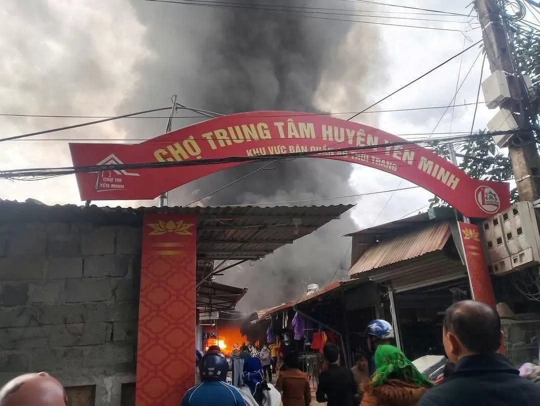 Hà Giang: Cháy chợ trung tâm huyện Yên Minh, lửa ngùn ngụt