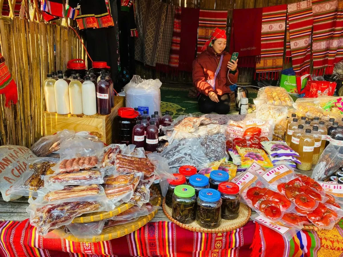 Nhiều hàng hoá, nông sản Mộc Châu thêm cơ hội tiêu thụ nhờ du lịch. Ảnh: Hồng Tươi