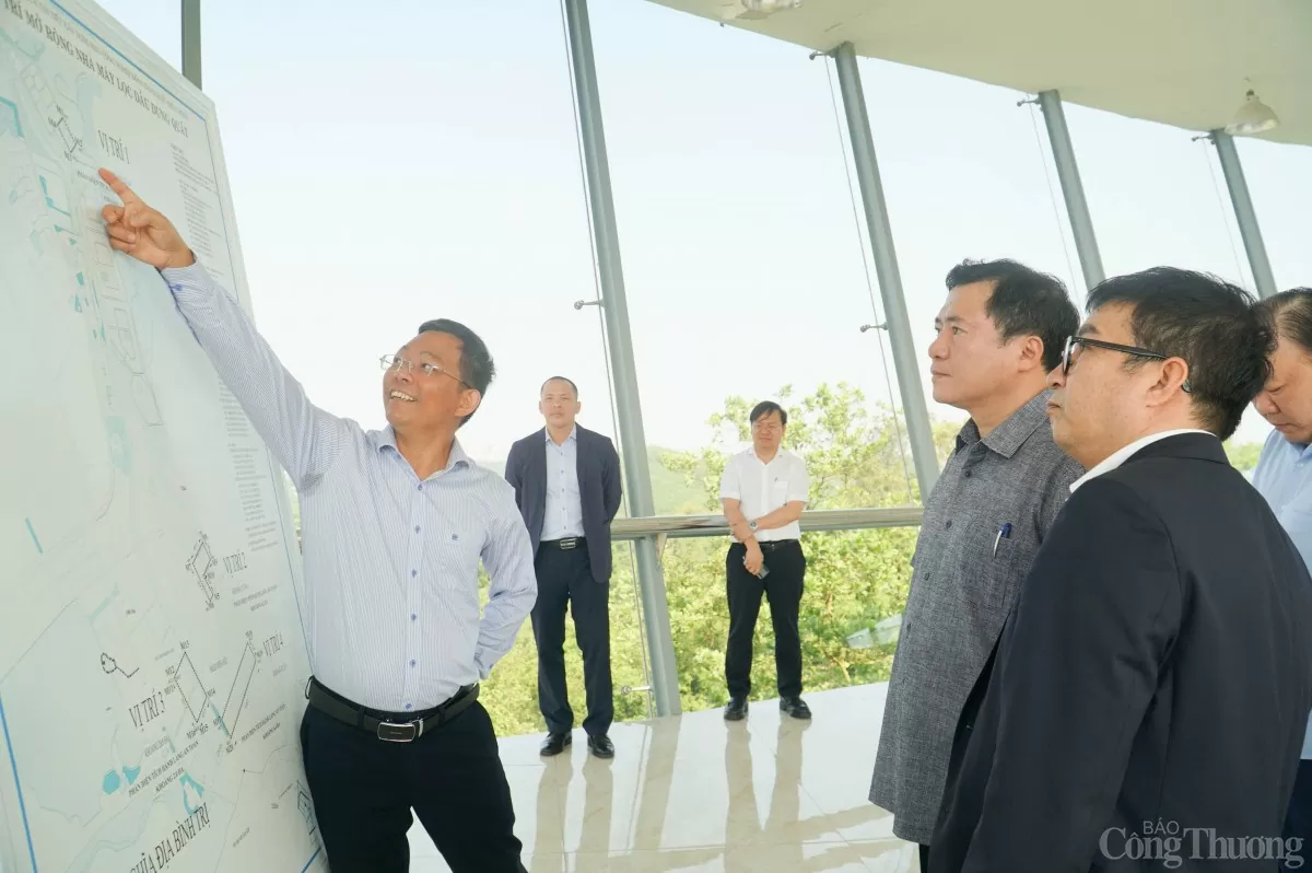 Thứ trưởng Nguyễn Sinh Nhật Tân nghe thông tin về vị trí mở rộng nhà máy lọc dầu Dung Quất