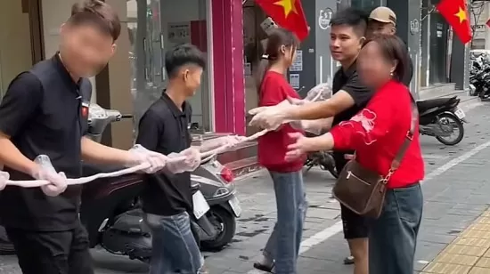 Chủ quán Lòng Chát trả giá cho thói