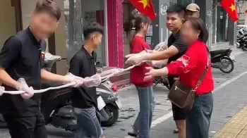 Chủ quán Lòng Chát trả giá cho thói