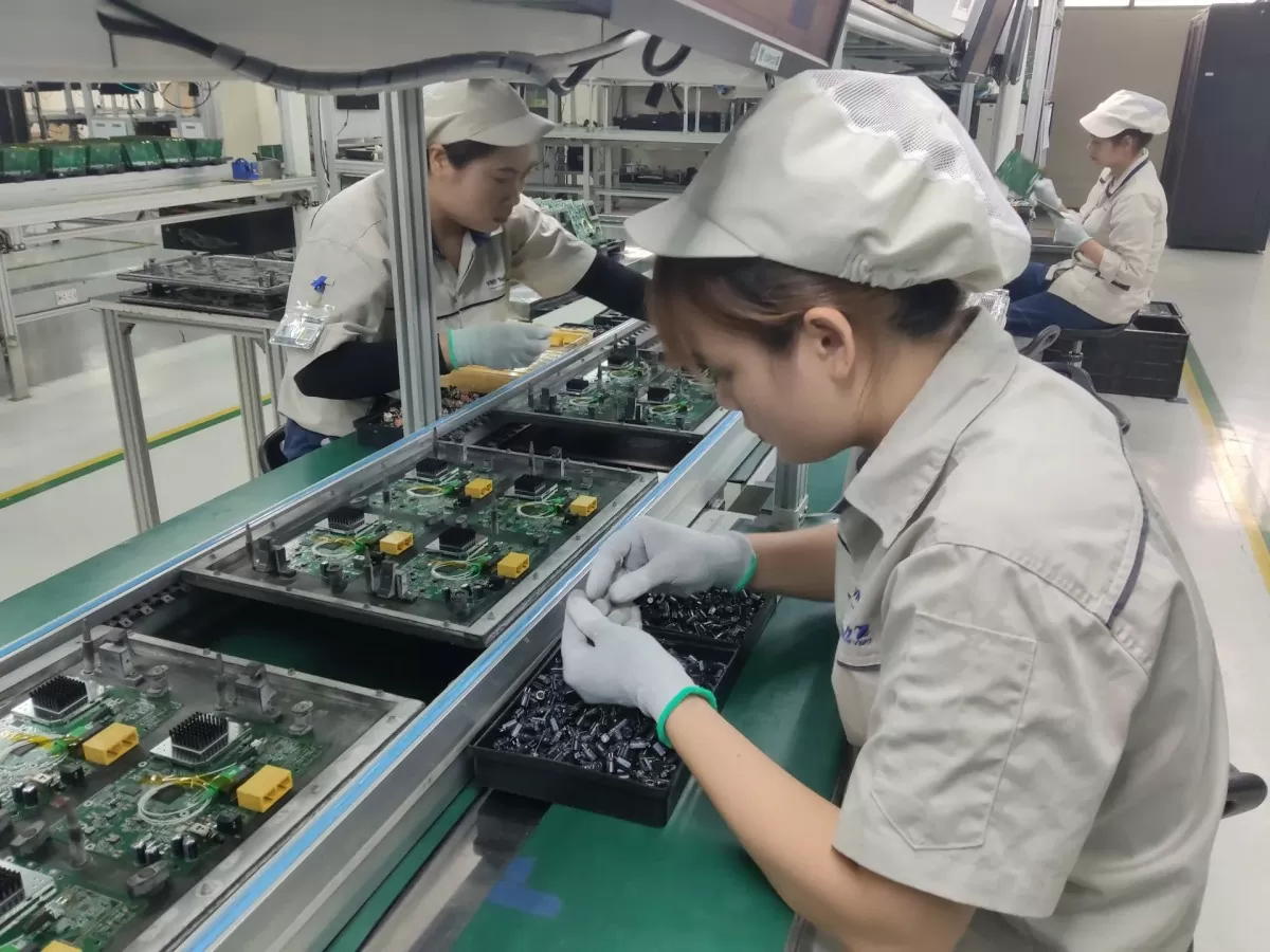 Sản xuất linh kiện điện tử trong dây chuyền của VNPT Technology tại Khu công nghệ cao Láng - Hòa Lạc. Ảnh: Khắc Kiên