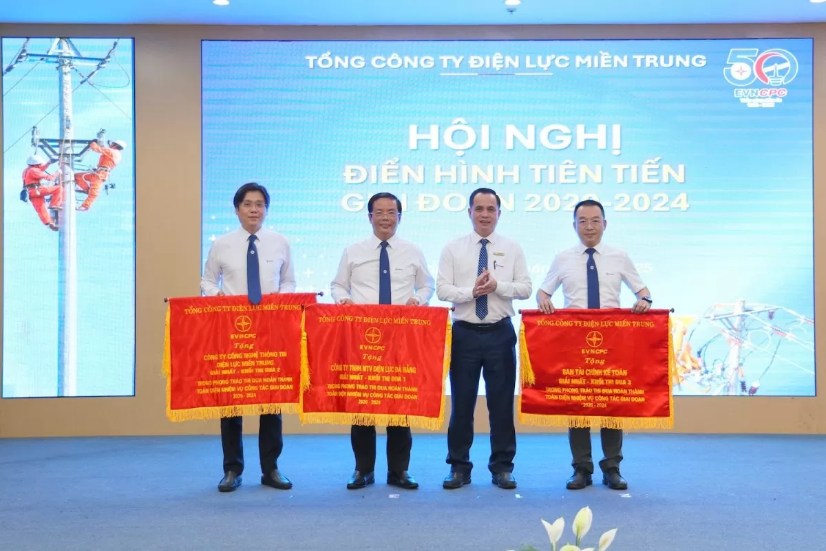 Chủ tịch HĐTV EVNCPC Nguyễn Thanh trao Cờ thi đua cho các đơn vị đạt giải Nhất các khối thi đua Chủ tịch HĐTV EVNCPC Nguyễn Thanh trao Cờ thi đua cho các đơn vị đạt giải Nhất các khối thi đua
