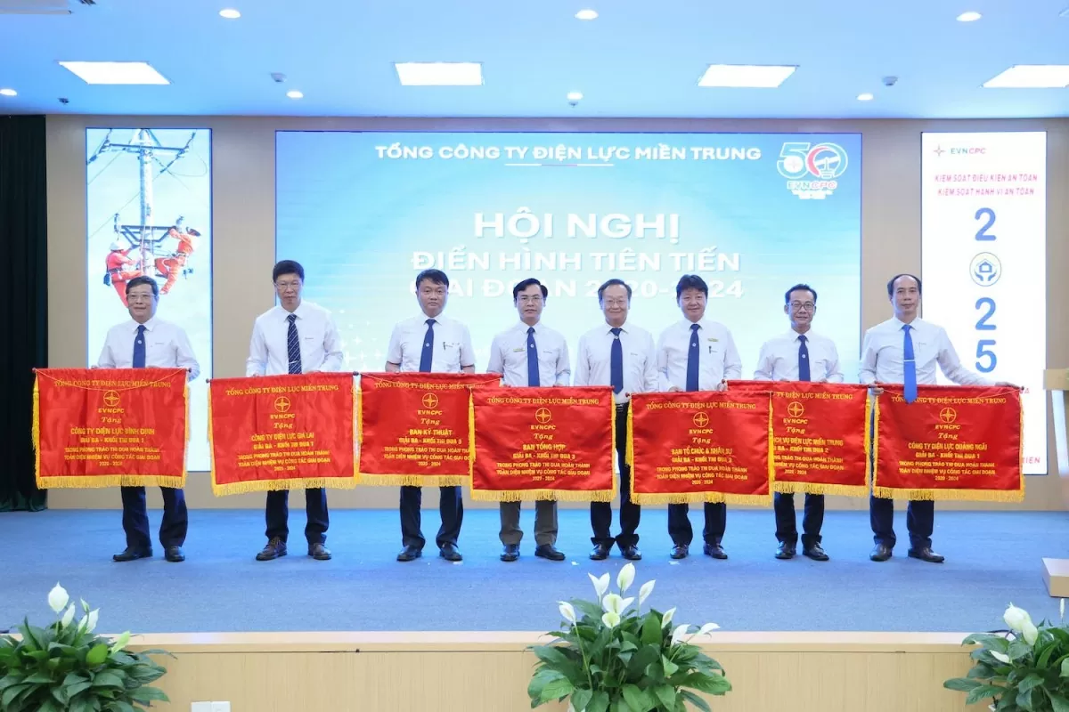 Thành viên HĐTV EVNCPC Nguyễn Đức trao Cờ thi đua cho các đơn vị đạt giải Ba các khối thi đua