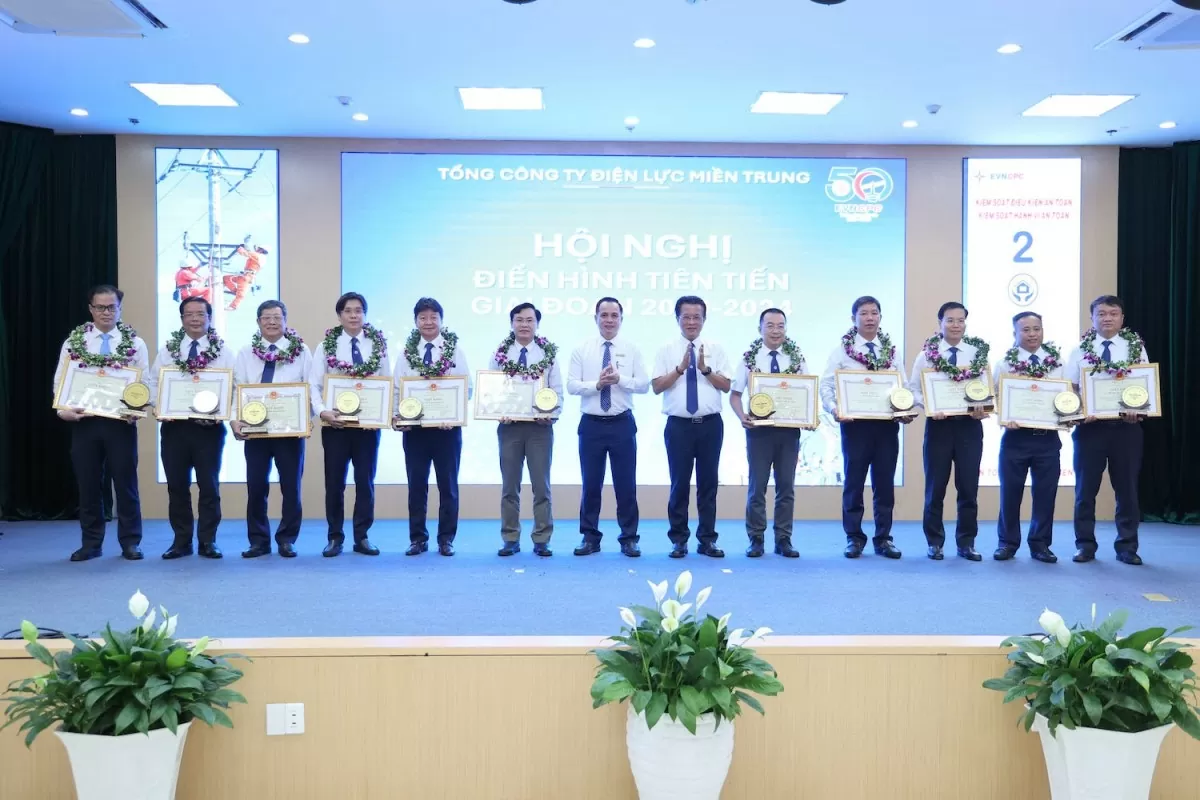 Lãnh đạo EVNCPC trao Giấy khen, Biểu trưng cho lãnh đạo các đơn vị hoàn thành xuất sắc nhiệm vụ