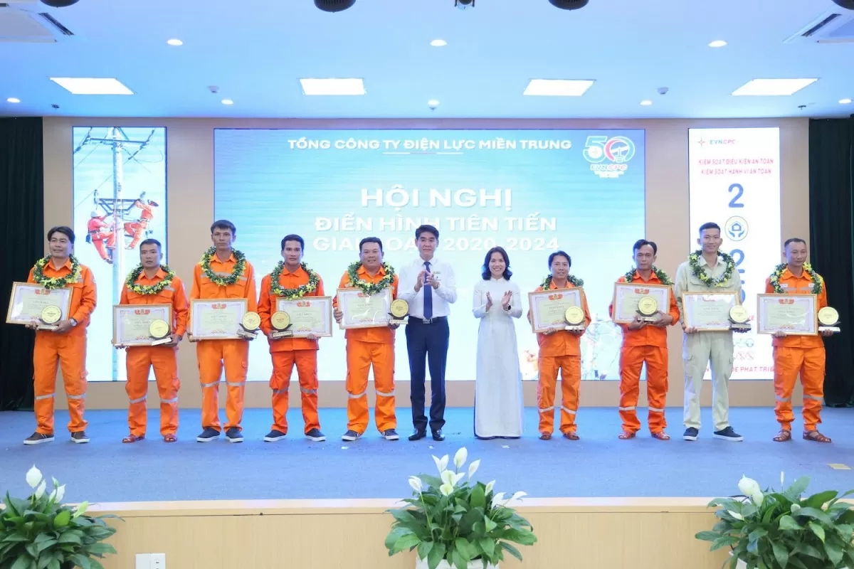 Chủ tịch Công đoàn EVNCPC Trần Đình Hà và Phó Chủ tịch Công đoàn EVNCPC Lê Thị Phương Cẩm trao Giấy khen và Biểu trưng cho các An toàn vệ sinh viên xuất sắc