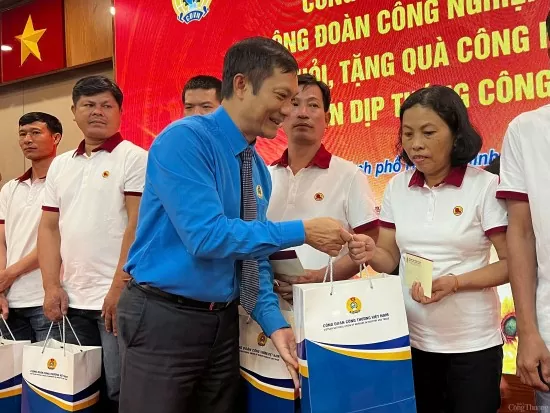 Công đoàn Công Thương Việt Nam tặng quà cho công nhân, người lao động