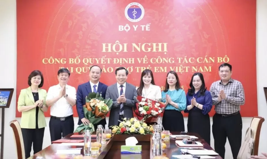 Thứ trưởng Bộ Y tế Lê Đức Luận chúc mừng các đồng chí nhận quyết định bổ nhiệm.