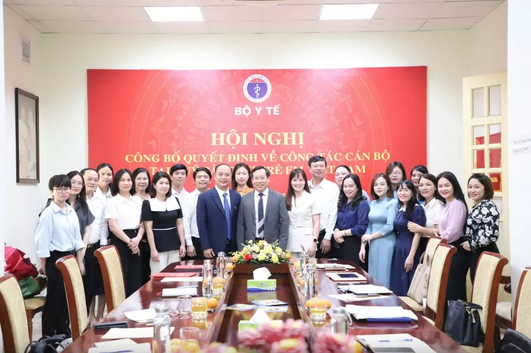 Thứ trưởng Bộ Y tế Lê Đức Luận, đại diện lãnh đạo các đơn vị của Bộ Y tế và tập thể Quỹ và Bảo trợ trẻ em Việt Nam