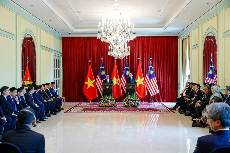Thủ tướng Phạm Minh Chính và Thủ tướng Thủ tướng Malaysia Anwar Ibrahim chủ trì họp báo - Ảnh: VGP/Nhật Bắc