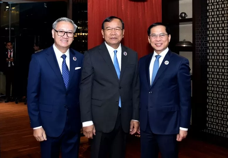 Phó Thủ tướng Bùi Thanh Sơn gặp, làm việc với Phó Thủ tướng, Bộ trưởng Ngoại giao và Hợp tác quốc tế Campuchia Prak Sokhonn và Bộ trưởng Ngoại giao Lào Thongsavanh Phomvihane.