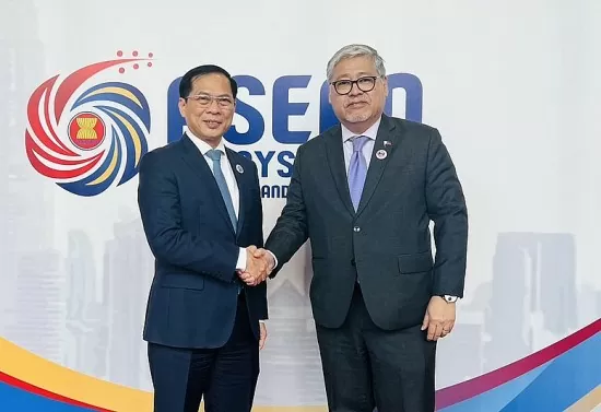Việt Nam - Philippines nhất trí tăng cường vai trò trung tâm của ASEAN