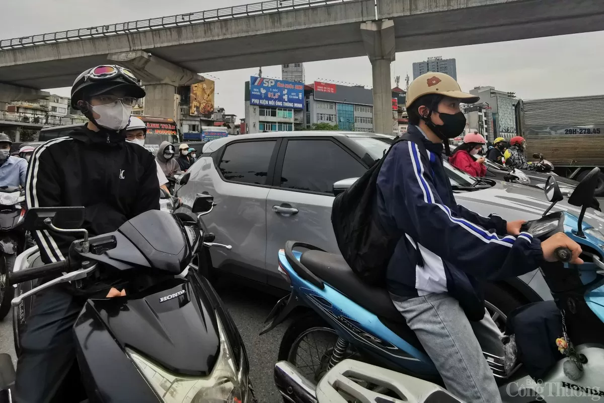 Người dân Hà Nội 'co ro' trong cái lạnh giữa mùa hè