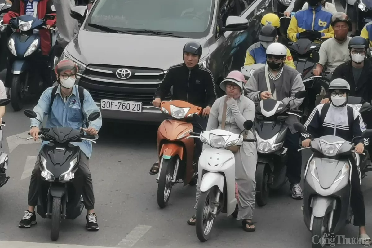 Người dân Hà Nội 'co ro' trong cái lạnh giữa mùa hè