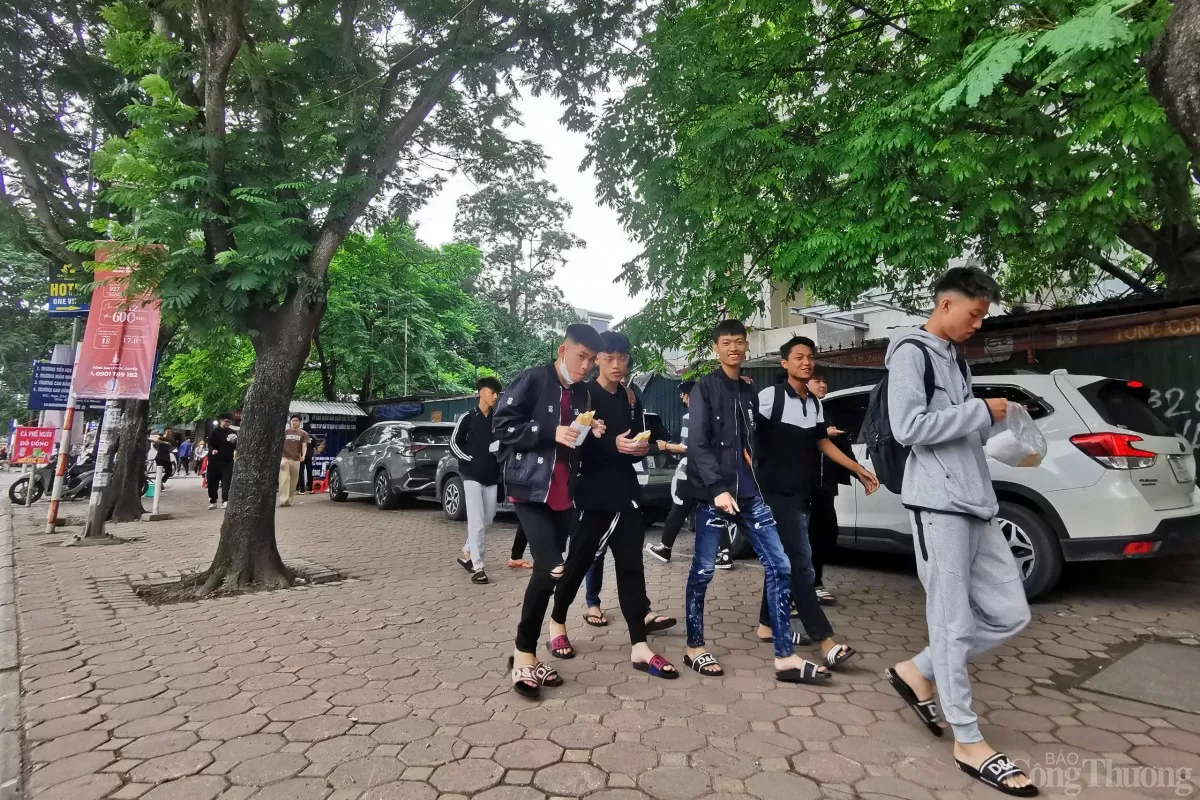 Người dân Hà Nội 'co ro' trong cái lạnh giữa mùa hè