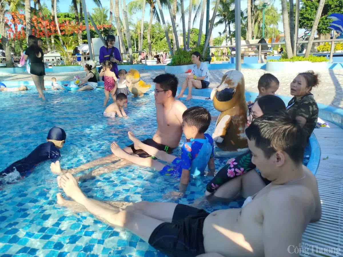 Hàng nghìn người đổ về Công viên nước Hồ Tây giải nhiệt trong ngày 1/6