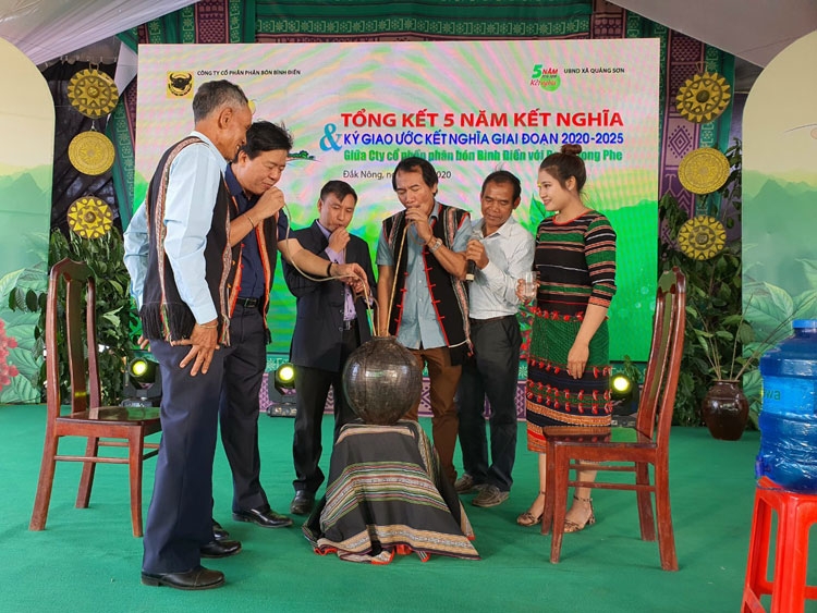 binh dien ket nghia voi bon rlong phe dak nong 5 nam sau nang nghia tinh